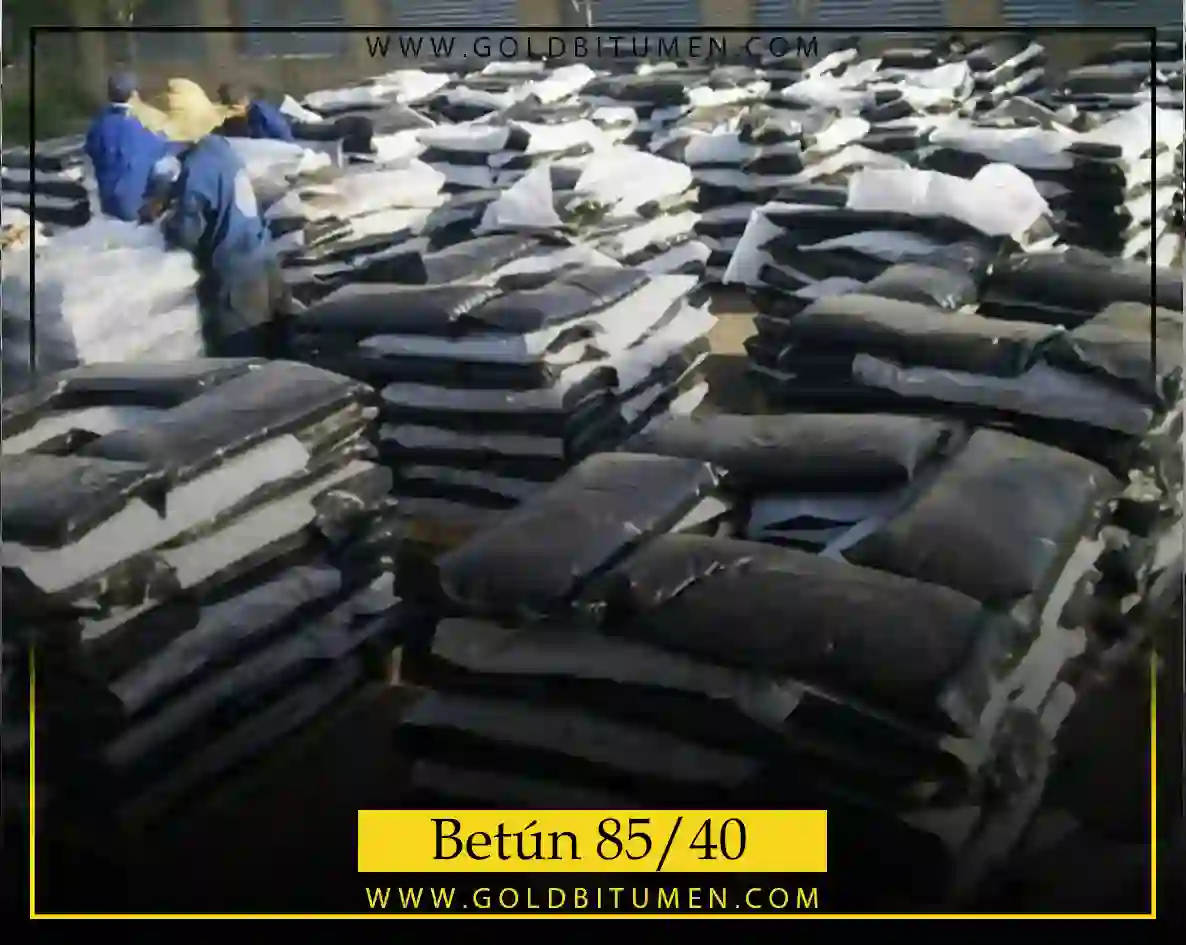 Trabajadores apilando bolsas de betún oxidado 85/40 de alta calidad para distribución en la industria del asfalto