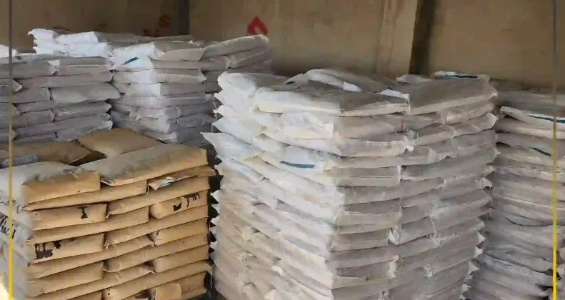 Bulk storage of raw materials for the industrial bitumen oxidation process in a warehouse