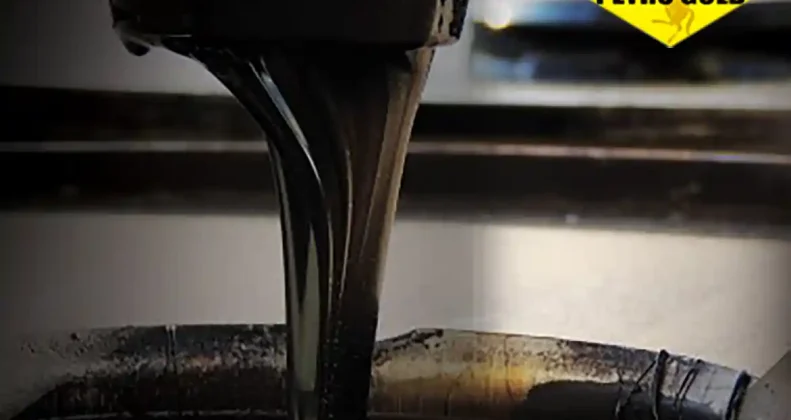 Highly viscous hot bitumen pouring continuously demonstrating excellent adhesion performance and strong binding properties for asphalt aggregates